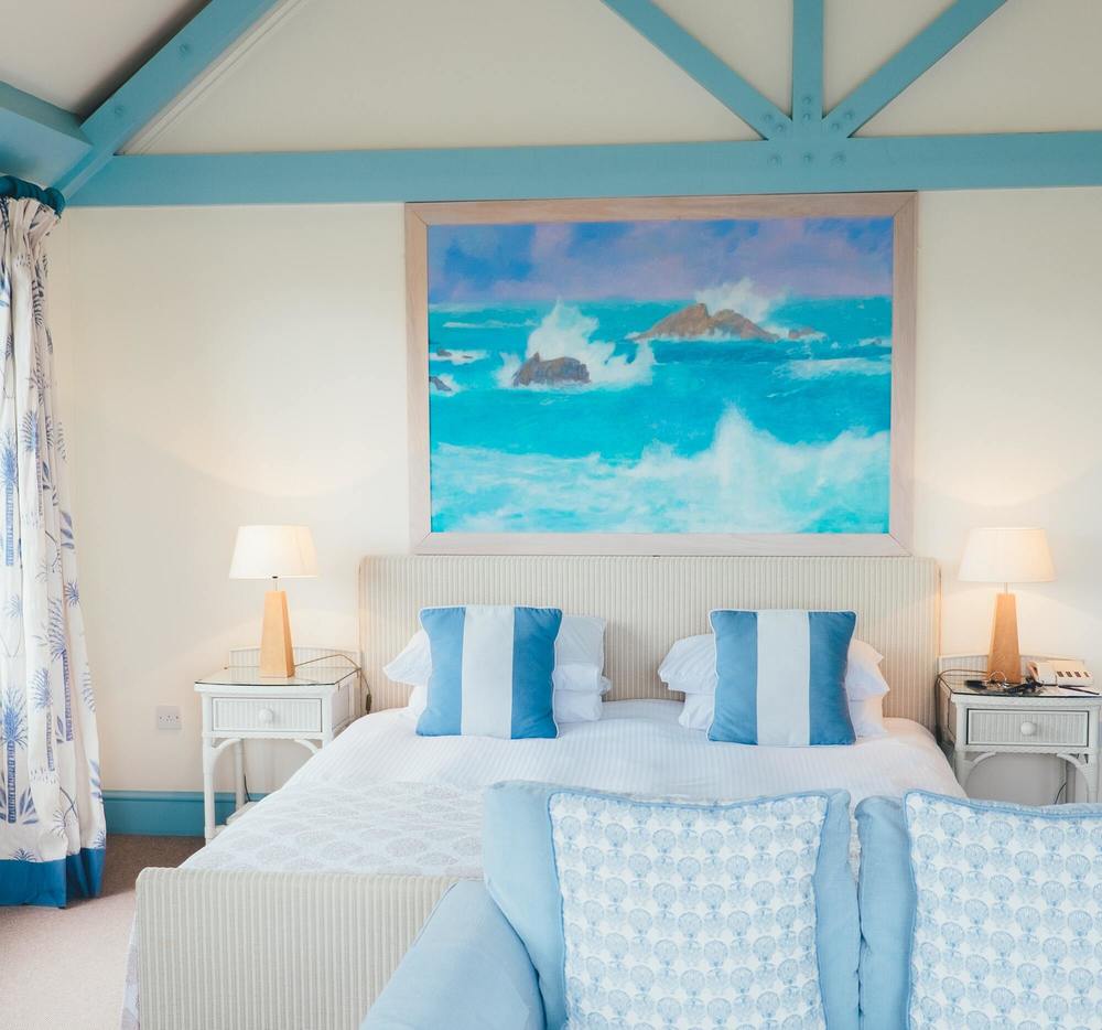 Photo of a hotel room in 'hotel of the sea' with double bed for couples --- Overnight from 46 euros --- Opinion: 3 stars --- District 8