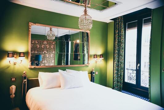 Photo of a hotel room in 'Le Soleil du matin' with double bed for couples --- Overnight from 128 euros --- Opinion: 5 stars