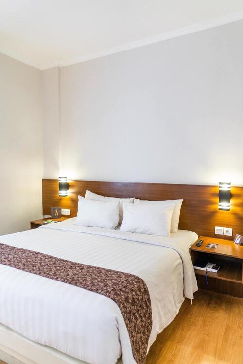 Photo of a hotel room in 'Tout bleu et Blanc' with double bed for couples --- Overnight from 68 euros --- Opinion: 4 stars