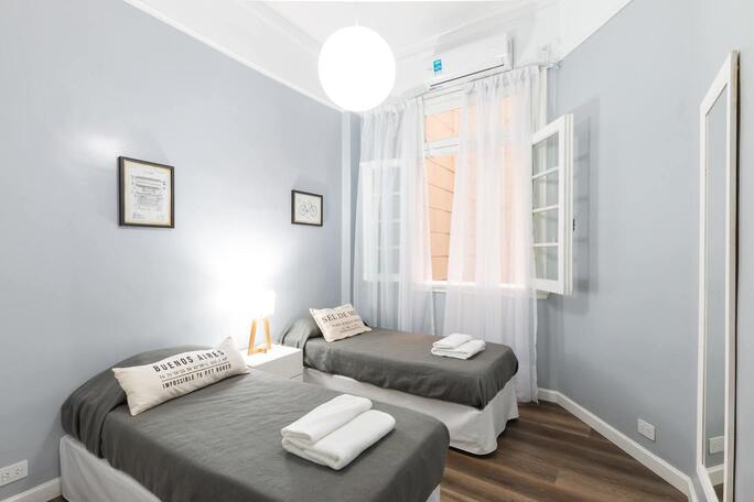 Photo of a hotel room of hotel port with two simple bed --- Overnight from 52 euros --- Opinion: 5 stars --- District 1