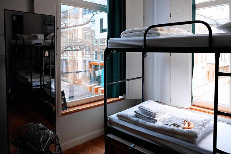 Photo of a hostel room in inn 'La Canebière' with a set of two superimposed beds --- Overnight from 25 euros --- Opinion: 4 stars --- District 1